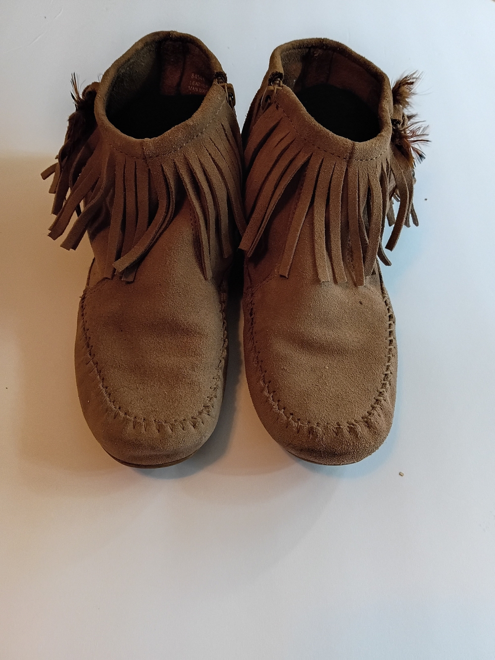 Minnetonka Brown Suede Fringe Feather Ankle Moccasin Boots Womens Size 7